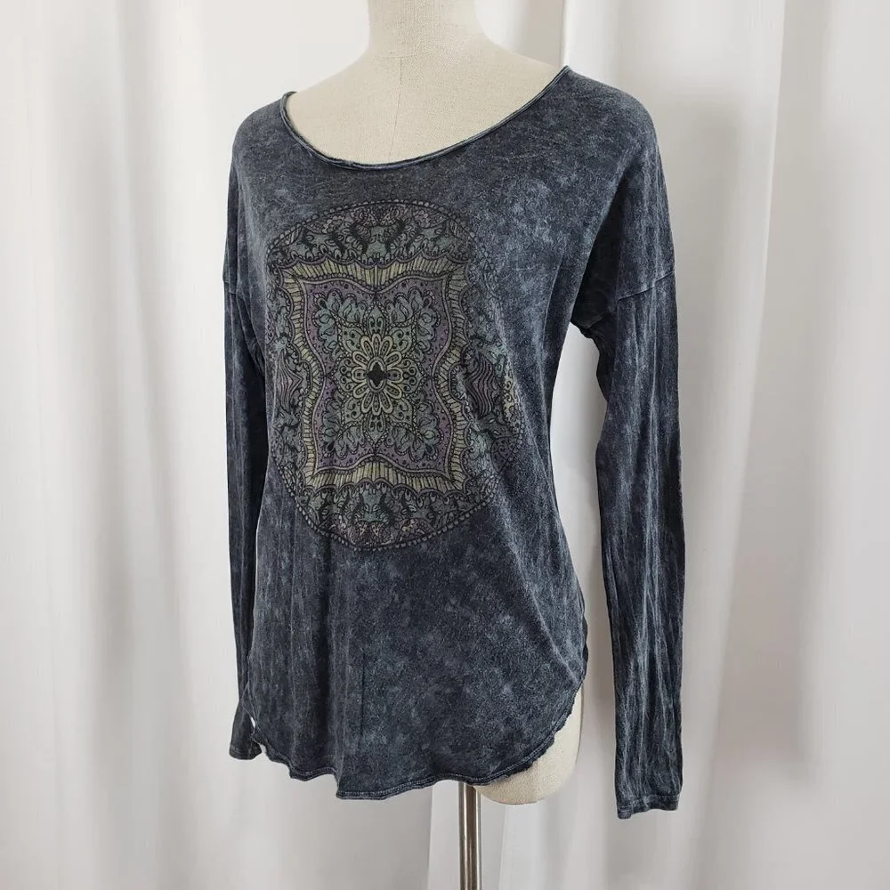 Signorelli Washed Out Distressed Graphic Bohemian Top Medium - Picture 3 of 12